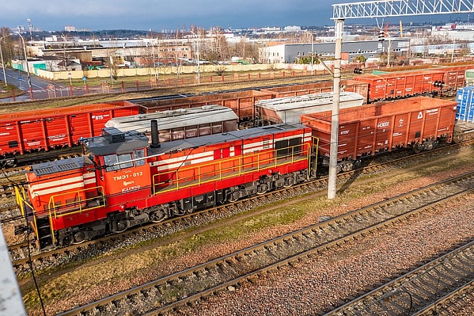 Rail yard scene used for route review and mode comparison