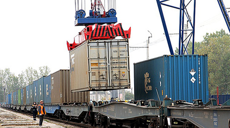 Container loading operation illustrating documentation and handling control